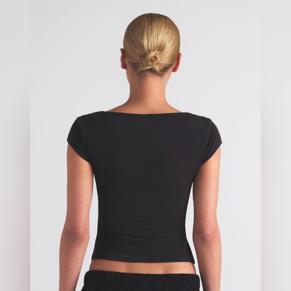 SKIMS Cotton Jersey Scoop Neck Short Sleeve Tee |  S  | Soot | NWT - Picture 2 of 9